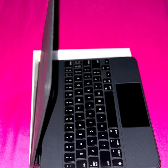 Apple Magic Keyboard 11-inch iPad Pro 1st, 2nd, 3rd Gen and iPad Air 4th,5th Gen - Picture 7 of 10